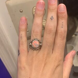 Elegant Silver and Pink Stone Ring
Millie save sterling silver size 8